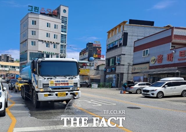 울진군은 계속되는 폭염으로 인한 피해를 줄이기 위해 살수차 동원 등 총력을 다하고 있다. /울진군 제공