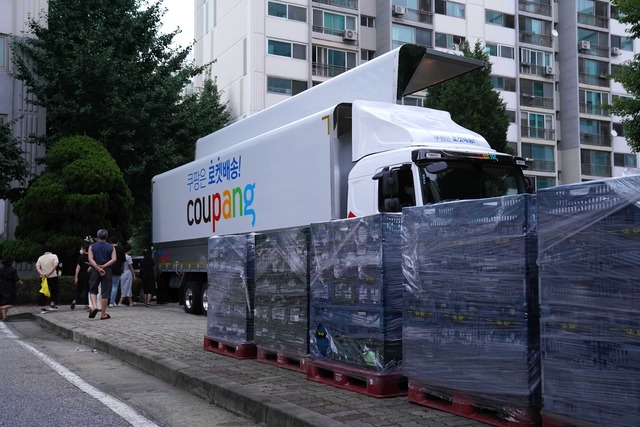 쿠팡이 부천 지역 정전 피해 주민에게 냉매제를 긴급 지원했다고 30일 밝혔다. /쿠팡 제공