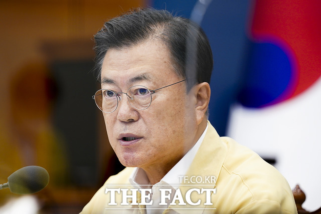 문재인 대통령이 30일 한국의 갯벌을 지켜준 국민께 감사의 뜻을 전하면서 공존의 삶은 불편하지만 고귀하다. 잘 지키고, 상생하겠다고 밝혔다. 문 대통령이 전날 청와대에서 열린 민생경제장관회의에서 발언하는 모습. /청와대 제공