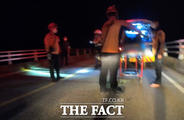 119구급대가 29일 오후 9시 24분쯤 충북 옥천군 군서면의 하천에서 숨진 80대를 구조하고 있다. / 옥천소방서 제공