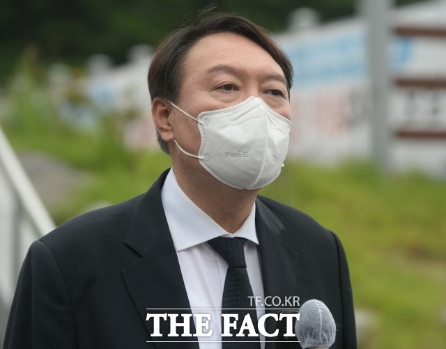 야권 유력 대권 주자인 윤석열 전 검찰총장이 30일 국민의힘에 전격 입당했다. 윤 전 총장은 정권 교체를 위해서는 제1야당에 입당해서 정정당당하게 초기 경선부터 시작해가는 것이 도리라고 입당 배경을 설명했다. /남용희 기자