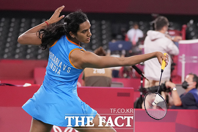 원피스를 입고 경기를 펼치는