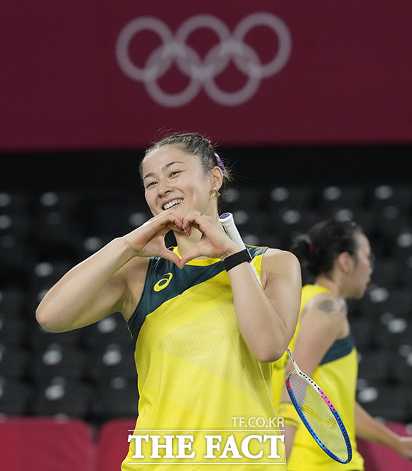 민소매를 입고 경기 후 포즈 취하는 호주의 그로냐 서머빌.