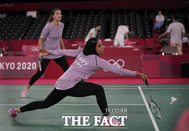 히잡에 긴팔, 레깅스를 착용한채 경기를 하는