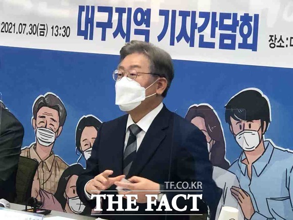 이재명 경기도지사는 30일 대구를 방문해 대구경북은 불행하게도 정치적 선택에 있어 정치인들을 일꾼으로 여기지 않아 그동안 지배당했다면서 이번에는 제대로 된 선택을 해서 주인대접 받아야 한다고 밝혔다. 30일 더불어민주당 대구시당에서 기자간담회 중인 이재명 경기도지사 / 대구 = 박성원 기자