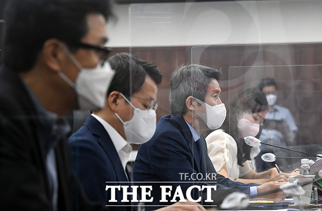 이인영 통일부 장관(왼쪽 세번째)이 30일 오전 서울 종로구 세종대로 정부서울청사에서 열린 출입 기자단 간담회에 참석해 모두발언을 하고 있다./임영무 기자