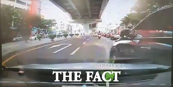 부산경찰청은 교통법규를 어긴 차량을 대상으로 고의로 사고를 내고 보험금과 합의금 명목으로 수억 상당의 돈을 챙긴 혐의로 A 씨(30대)를 구속하고, B 씨(20대) 등 나머지 일당 7명을 불구속 송치했다고 30일 밝혔다./부산경찰청 제공.