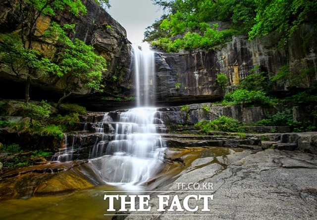 괴산군이 관광객 1000만명 시대를 열기 위해 테마·체류형 관광 인프라 구축에 박차를 가하고 있다. 괴산군 소재 수옥폭포. / 괴산군 제공