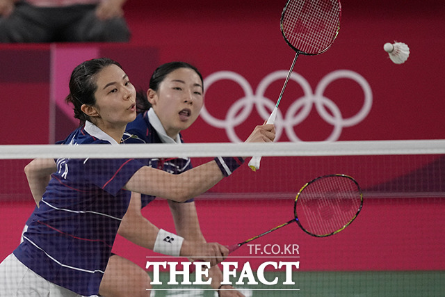 여자 배드민턴 복식 김소영과 공희용이 31일 일본 도쿄 무사시노노모리 종합 스포츠플라자에서 열린 2020 도쿄올림픽 배드민턴 여자복식 중국 천칭천, 자이판과의 준결승 경기를 치르고 있다. /도쿄=AP.뉴시스