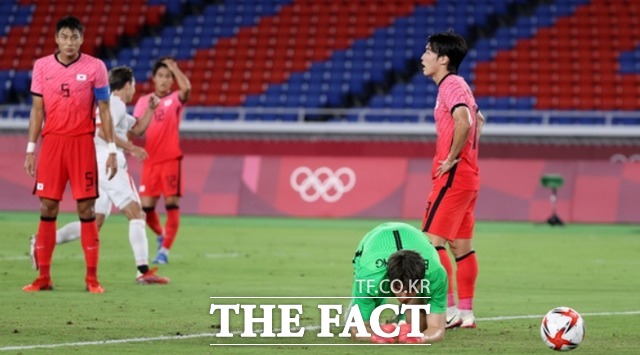 대한민국과 멕시코의 경기 전반전, 멕시코 로모에게 골을 허용한 대한민국 골키퍼 송범근이 아쉬워 하고 있다. /요코하마=뉴시스