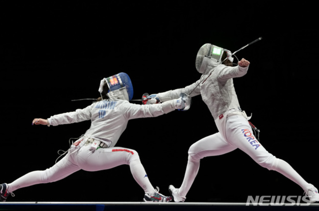 한국 펜싱 여자 사브르 대표팀이 올림픽 동메달을 목에 걸었다. /지바=AP.뉴시스
