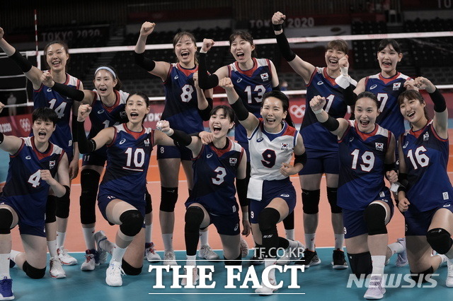 여자 배구 대표팀이 A조 4차전 일본과 경기에서 풀세트 접전 끝에 세트스코어 3대2로 승리하며 8강 진출을 확정지었다. /도쿄=AP/뉴시스