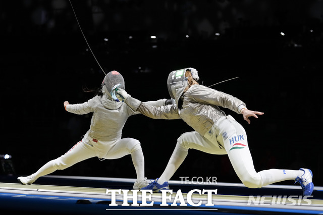 한국 펜싱 여자 사브르 대표팀의 김지연(사진 왼쪽)이 31일 일본 지바현 마쿠하리 메세 B홀에서 열린 2020 도쿄올림픽 펜싱 여자 사브르 단체전 8강전에서 헝가리의 안나 마튼과 맞서고 있다./지바=AP·뉴시스