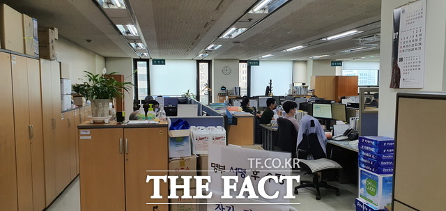 부평구청 안전총괄과 직원들이 업무를 준비하고 있다. 이 부서 안전기획팀은 전담공무원과 자가격리자의 원활한 소통을 위해 총력을 기울이고 있다. 사진/지우현 기자