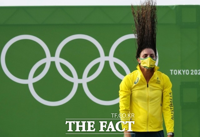 제시카 폭스(호주)가 7월 29일 카누 회전 여자 C1에서 금메달을 딴 후 메달 수여식에서 머리를 뒤로 젖히고 있다. /도쿄=AP.뉴시스