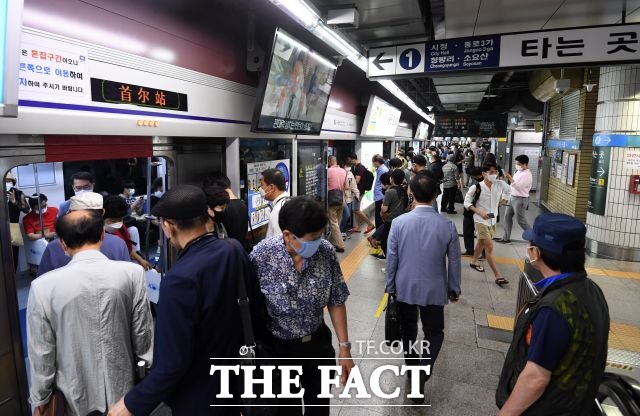 도시지하철 노조는 무임승객 즉 공익서비스에 대한 비용이 적자의 가장 큰 원인이라고 주장했다. /남용희 기자