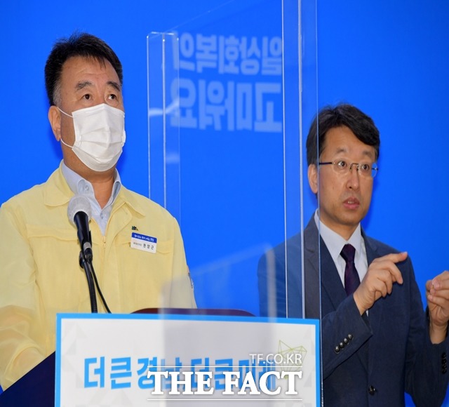 권양근 경남도 복지보건국장이 3일 코로나19 대응 브리핑을 열고 경남 전역 사회적 거리두기 4단계 격상에 대해 설명하고 있다./경남도 제공