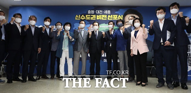정세균 전 총리와 지지자들이 ‘신수도권’ 비전 발표 후 기념사진을 찍고 있다. / 정세균 캠프 제공