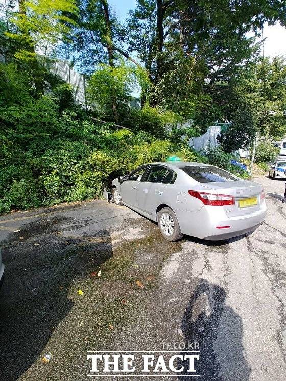 2일 오전 8시 54분쯤 연제구 거제동에 있는 개인택시조합 부지에서 차량 가스 충전을 마친 택시 기사 A(70) 씨가 택시를 출발하다 도로 인근 외벽을 부딪혀 인근병언으로옮겨져 치료를 받았으나 끝내 숨졌다. /부산경찰청 제공