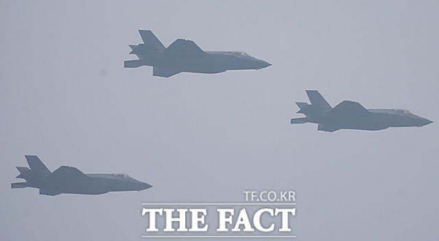 편대 비행하는 스텔스 전투기 F-35A. / 더팩트DB