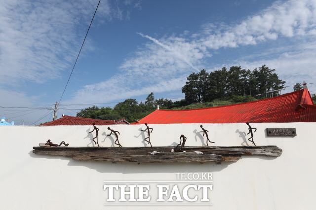 8월 전남도가 여름 휴가지로 추천한 고흥 연홍도에 조성된 벽화골목. /전남도 제공