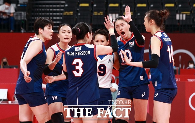 한국 여자배구 대표팀은 4일 일본 도쿄 아리아케아레나에서 열린 배구 여자 8강 경기에서 터키에 승리하며 4강 진출을 확정 지었다. /도쿄=뉴시스