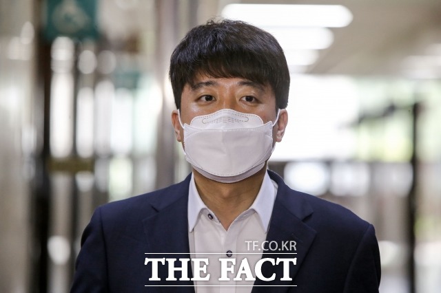 이준석 국민의힘 대표가 4일 국민의당 측이 자신을 철부지 애송이로 표현한 것에 대해 중도 공략 화법인가 보다라고 비꼬았다. /남윤호 기자