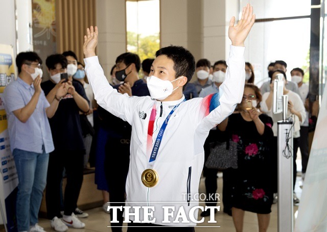 도쿄 올림픽 기계체조 도마 금메달리스트, 신재환(23·제천시청) 선수가 4일 제천시청에서 열린 환영식에서 축하를 받고 있다. / 제천시 제공