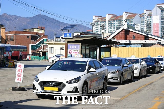 전북 남원시는 코로나19로 매출이 감소한 택시법인소속 운전기사 80여명에게 1인당 80만원의 소득안정자금을 지급할 예정이라고 밝혔다. /남원시 제공
