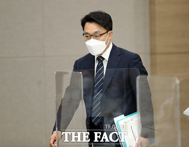 김진욱 공수처장은 윤석열 전 총장 수사를 놓고 선거에 영향을 줄 의향이 없다고 밝혔다./이동률 기자