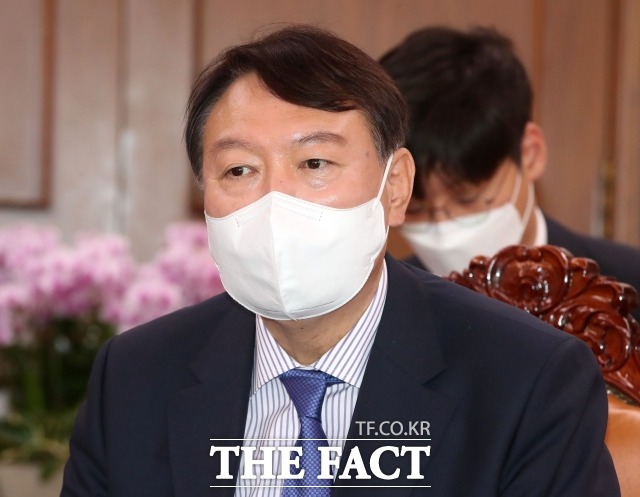 국민의힘 대선 예비후보인 윤석열 전 검찰총장이 3일 오전 서울 여의도 국회에서 박병석 국회의장을 예방하고 있다. /국회=이선화 기자