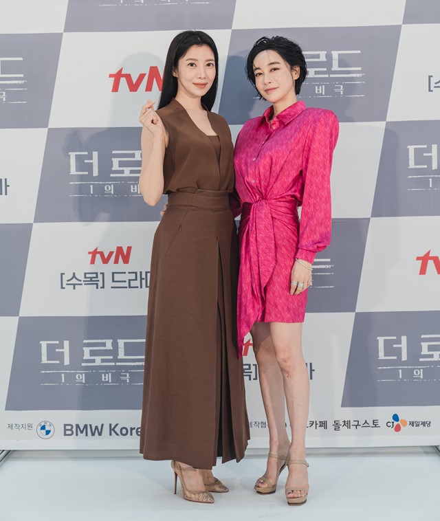 배우 윤세아(왼)와 김혜은이 tvN 새 드라마 더 로드를 통해 연기 변신에 나선다. /tvN 제공