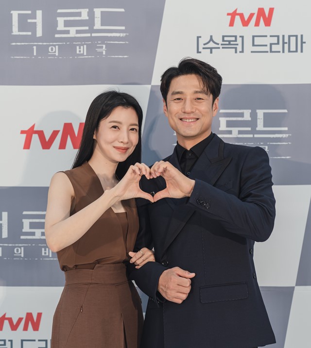 배우 윤세아(왼)와 지진희가 tvN 새 수목드라마 더 로드에서 다시 한번 부부로 호흡을 맞춘다. /tvN 제공