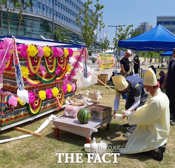 지난달 28일 북부권쓰레기소각장반대대책위원회가 세종시청 앞 광장에서 친환경종합타운 건립사업 철회를 촉구하며 고사를 지내고 있다./세종=이훈학 기자