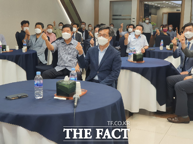 김동연 전 경제부총리가 4일 공주시사회단체협의회와 간담회를 갖고 있다. /공주=김다소미 기자