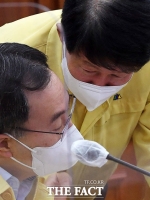  긴밀한 대화 나누는 문승욱-안경덕 [포토]