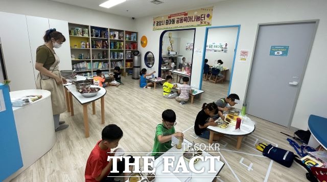 광양시는 여름방학을 맞이해 광양아이키움센터를 이용하는 초등학생에게 중식을 제공하는 ‘광양할머니 밥상’ 사업을 지난 7월부터 시행중이며 향후 초등돌봄 우수 모델로 키워나갈 계획이다. /광양시 제공