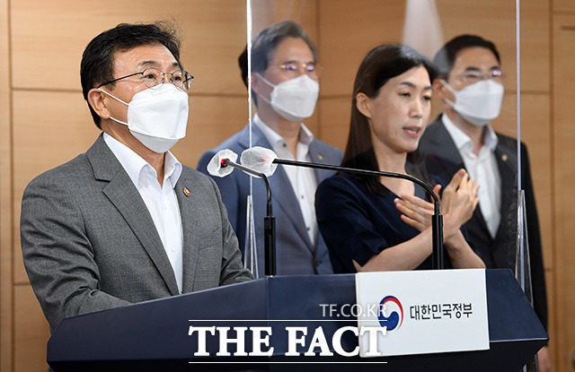 권덕철 보건복지부 장관(왼쪽)이 5일 오후 서울 종로구 정부서울청사 브리핑룸에서 K-글로벌 백신 허브화 비전 및 전략 관련 브리핑을 하고 있다./임영무 기자
