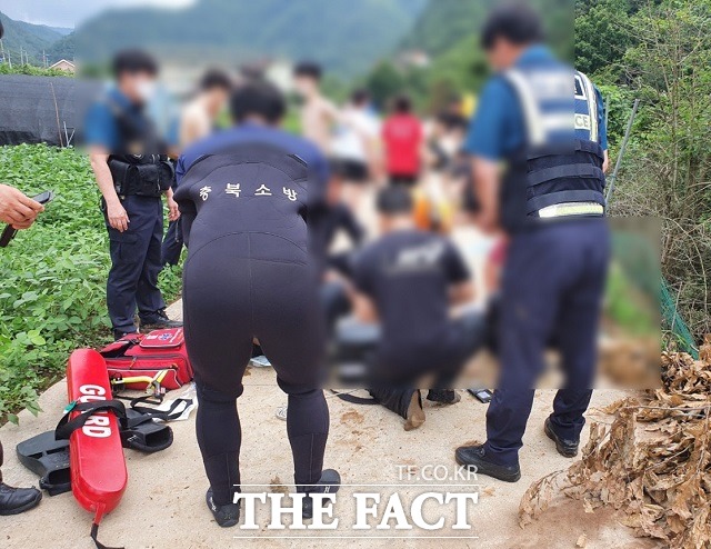 119구급대와 경찰이 지난 4일 오후 3시11분쯤 충북 단양군 영춘면의 계곡에 빠진 A씨(21)를 구조하고 있다. / 단양소방서 제공