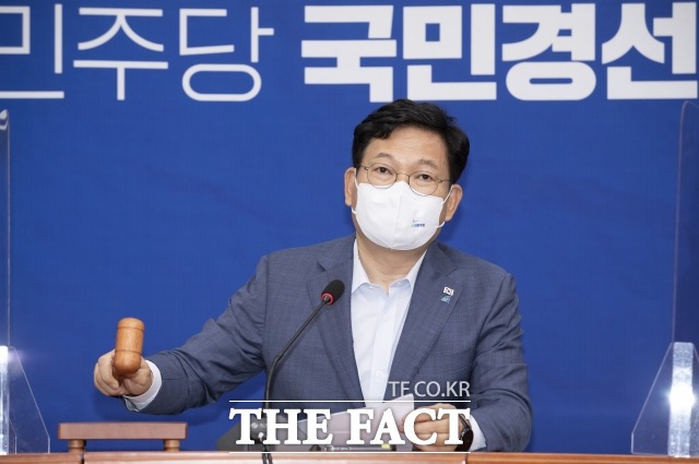 송영길 더불어민주당 대표는 일부 대선 경선 후보들이 제안한 대선 후보 검증단 설치에 대해 반대 입장을 밝혔다. 지난 4일 민주당 최고위원회의에 참석한 송 대표. /이선화 기자