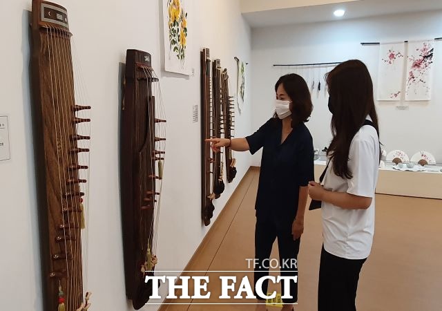 보성군이 지난 4일부터 한국차박물관 전시공간 공유 프로젝트’를 진행하고 있는 가운데 첫 번째 전시작으로 보성을 기반으로 활동하고 있는 가야금 악기장 문성훈 전(展) ‘안족에 걸린 차향의 선율’을 전시하고 있다. /보성군 제공