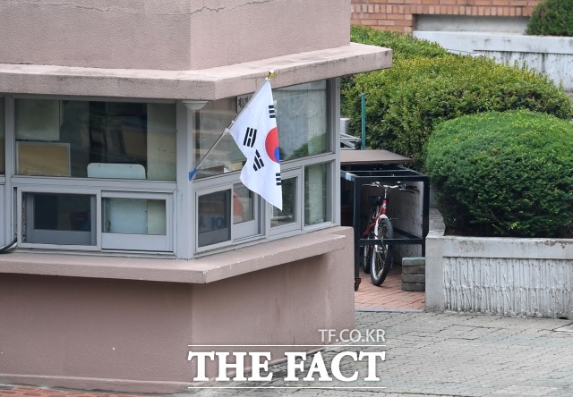 상가 건물 문을 닫다가 손님 손가락을 끼게 해 벌금형을 선고받은 경비원이 항소심에서 무죄를 선고받았다. 사진은 서울의 한 아파트 경비실의 모습으로 기사내용과 무관. /임세준 기자