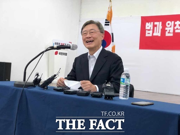 대구를 방문한 국민의힘 대선 경선후보 최재형 전 감사원장에 대해 솔직해도 너무 솔직한 것 아니냐는 우려와 더 좋은 것 아니냐는 판단이 엇갈리고 있다. 기자간담회 전 포토타임 / 대구 = 박성원 기자