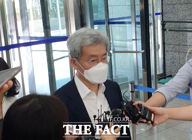 고승범 금융위원회 후보자가 6일 서울 중구 예금보험공사에 마련된 인사청문회 준비 임시 사무실로 출근 후 기자들의 질문에 답하고 있다. /정소양 기자