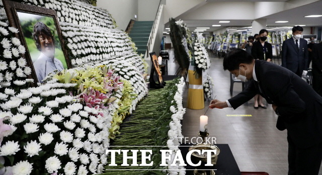 장석웅 전남교육감이 광주 서구 염주체육관에 차려진 고 김홍빈 대장 빈소를 방문해 분향하고 있다. /전남도교육청 제공