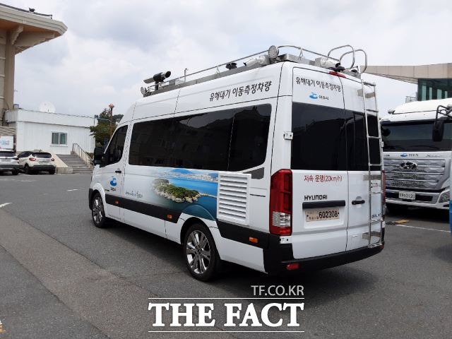 여수시가 ‘미세먼지 3차원 추적·관리를 위해 ‘유해대기 이동측정차량’ 및 대기 중의 악취 측정이 가능한 드론 측정장비 등을 구축했다. 사진은 유해대기 이동측정 차량. /여수시 제공