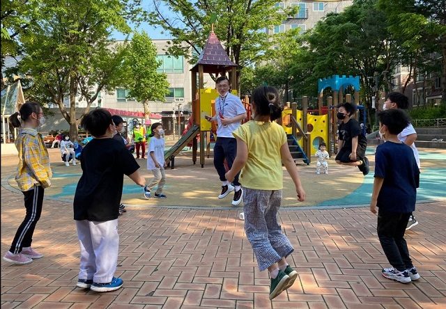 지역아동센터 아동들이 대학생 멘토와 신체놀이 프로그램을 진행하는 모습 /점프 제공