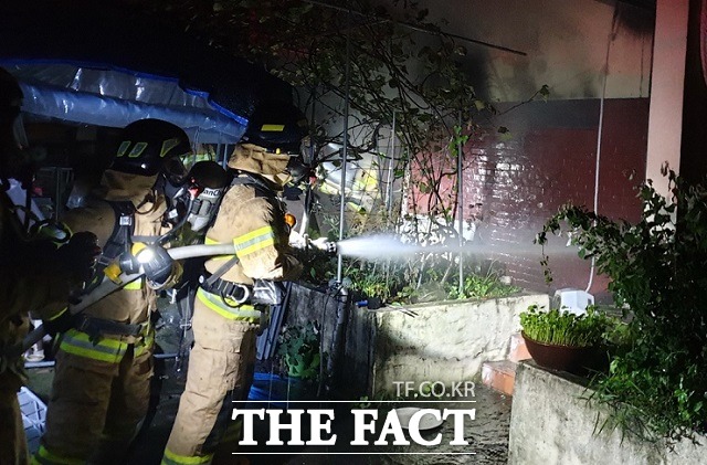 6일 오전 1시 20분쯤 충북 옥천군 옥천읍 가풍리 주택에서 불이 나 소방관이 진화작업을 벌이고 있다. / 옥천소방서 제공