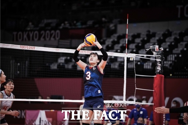 숙명의 라이벌 일본과 경기에서 토스를 하는 세터 염혜선. 염혜선은 태극 마크를 달고 처음 일본전 승리를 거둔 뒤 펑펑 울었다고 어머니에게 털어놓았다./염혜선 가족 제공