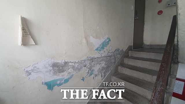 서소문아파트 내부 벽면의 페인트 칠이 벗겨진 모습. /정용석 기자